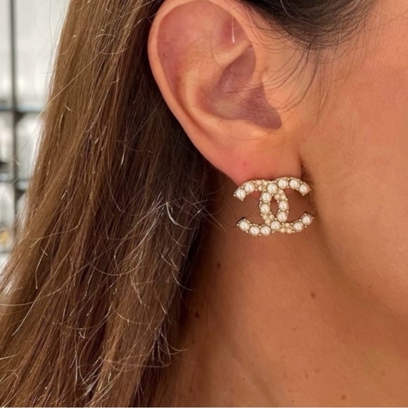 ❌SOLD❌CHANEL Gold & Pearl Large CC Logo Classic Stud Earrings - NEW RECEIPT - Picture 7 of 10